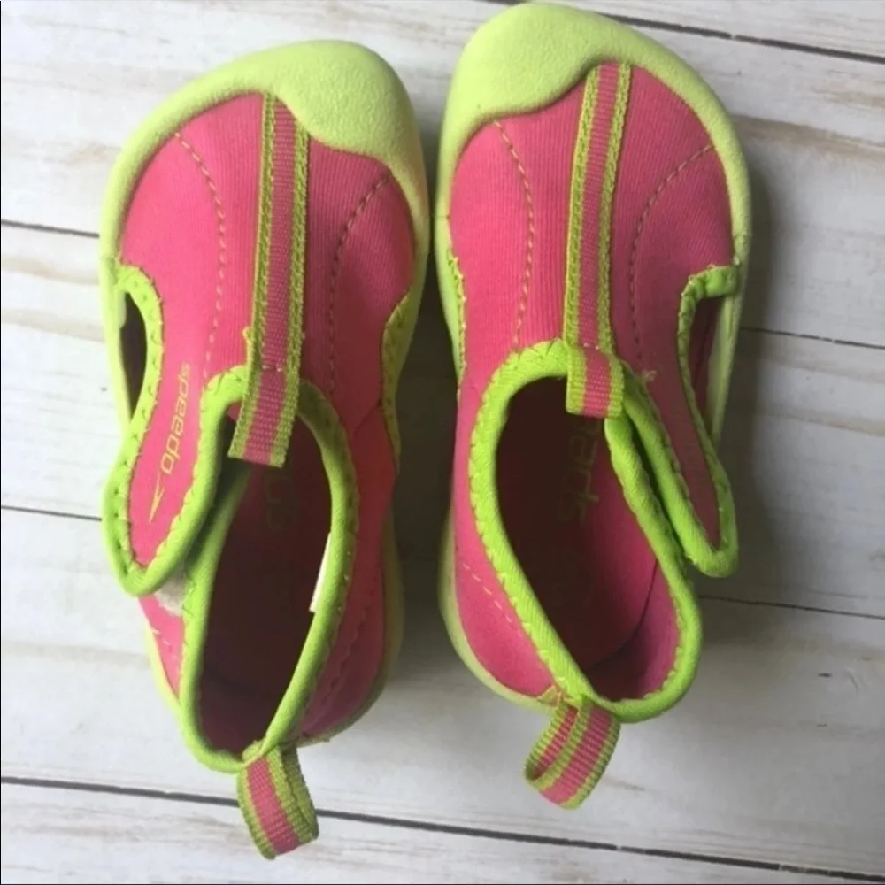 Size small 5/6. Speedo water shoes